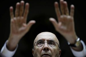 Meirelles está jogando dinheiro fora