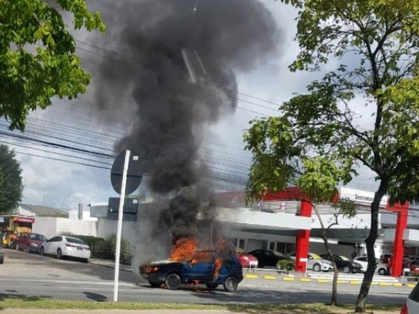 Carro pega fogo na Fernandes Lima e causa lentidão no trânsito