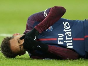 Técnico do PSG diz que clube ainda tomará decisão sobre cirurgia de Neymar