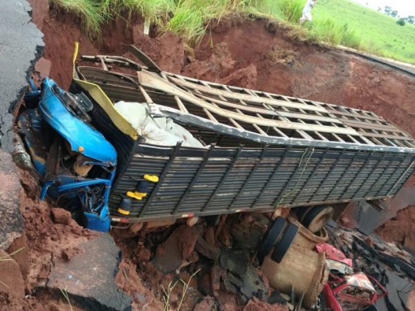 Acidente em cratera na MS-475 mata passageiro de caminhão e deixa condutor grave