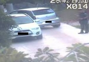 [Vídeo] Bancária é presa fazendo sexo oral em menino dentro de carro de luxo