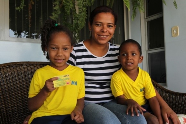 Beneficiários do Bolsa Família devem informar mudança de escola dos filhos