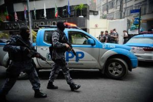 Polícia do Rio proíbe armas fora de serviço