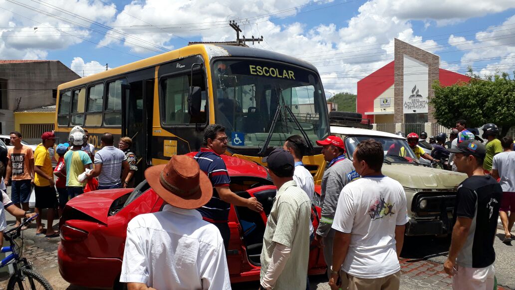 Acidente envolvendo micro-ônibus escolar deixa uma pessoa ferida no Sertão