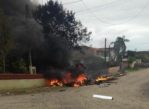 Helicóptero cai e deixa 3 mortos em Joinville; tripulação foi sequestrada