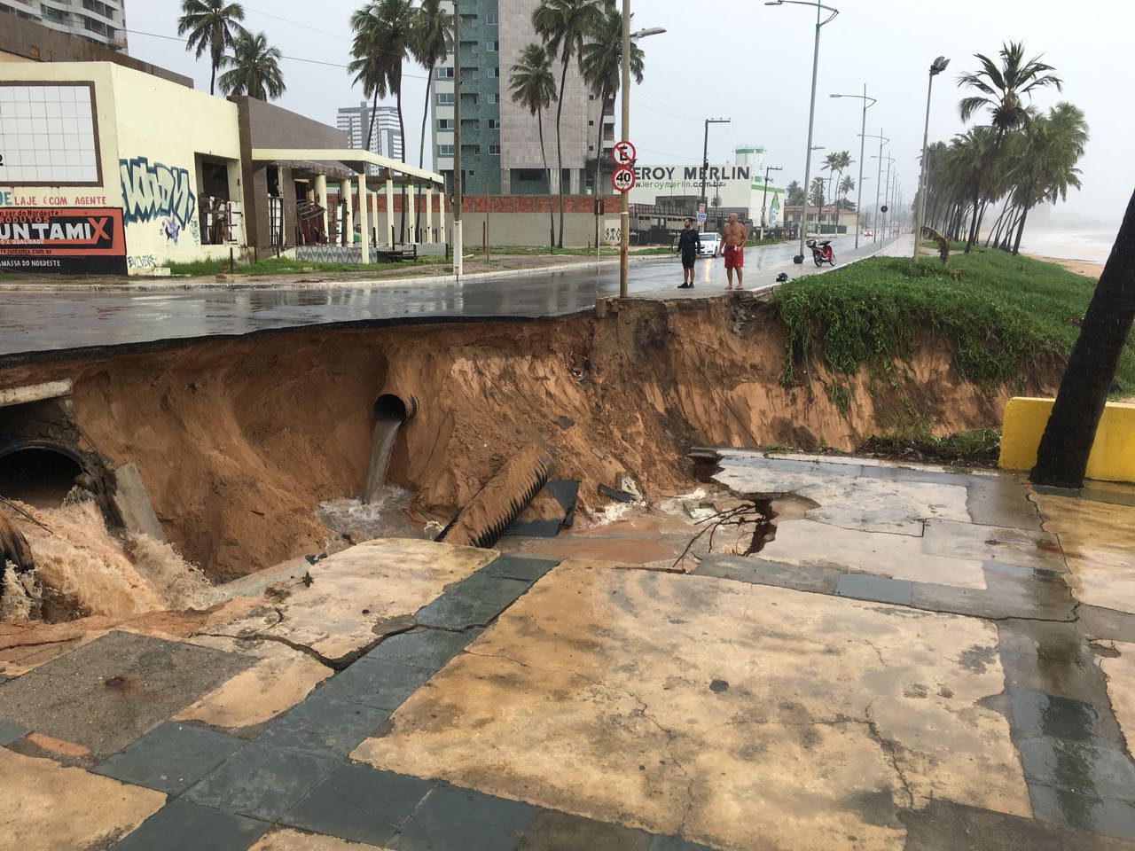 Chuva faz parte de avenida ceder e cria cratera em Cruz das Almas