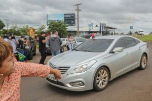 Manifestantes recebem caravana de Lula com ovos e pedradas em SC