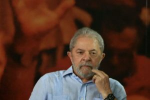 Ônibus da caravana de Lula são atingidos por tiros no Paraná