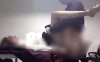 Funcionários ‘esquecem’ videoconferência e transam na mesa de escritório