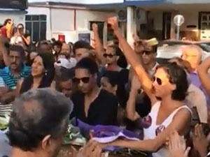 Corpos de Marielle Franco e motorista Anderson Gomes são enterrados no Rio