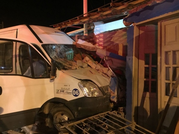 Van sobe calçada, derruba muro e deixa feridos no Jacintinho, em Maceió