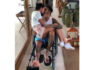 Com Bruna Marquezine no colo, Neymar posa em cadeira de rodas: “Novo possante”