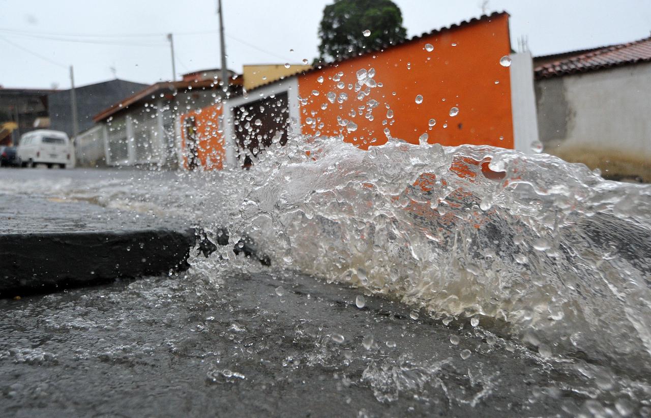 Mais da metade da água tratada pela Casal é perdida em vazamentos e ligações clandestinas