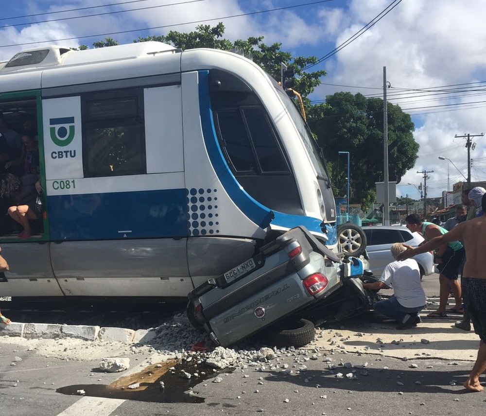 Motorista de carro que bateu no VLT em Maceió pode responder por homicídio culposo, diz delegada