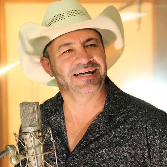 Show de Geraldo Cardoso anima a orla lagunar de Maceió