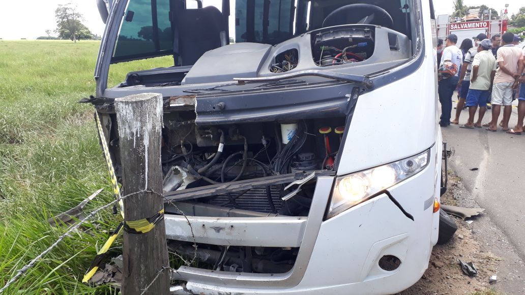 Acidente entre micro-ônibus e carro deixa morto e 5 feridos no interior de Alagoas