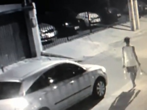 Imagens mostram ação de suspeito antes de incêndio em loja de carros