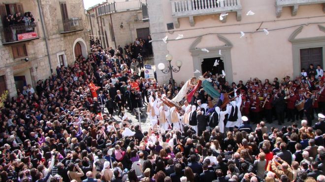 Da autoflagelação à ‘farra’ do chocolate, a origem dos rituais que marcam a Páscoa cristã