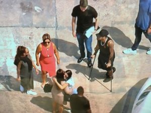 De muletas, Neymar deixa hospital após cirurgia com a mãe, irmã e Bruna Marquezine