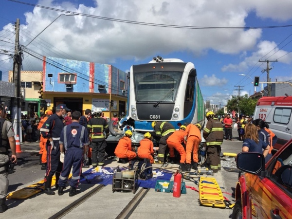 Duas pessoas morrem em acidente envolvendo VLT em Maceió