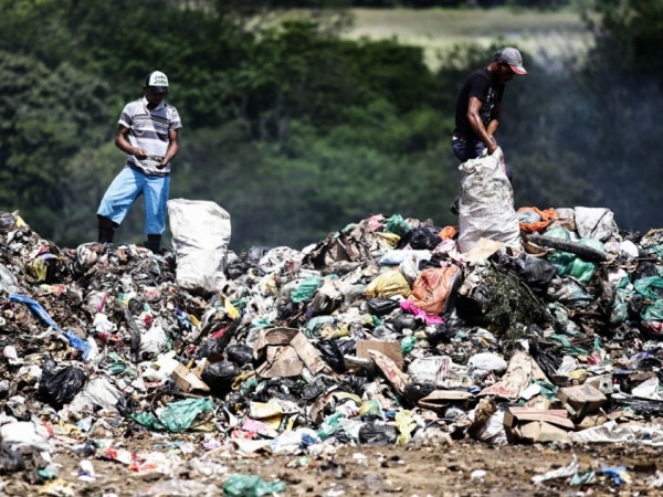 FPI do São Francisco encontra catadores sem proteção em lixão de Penedo