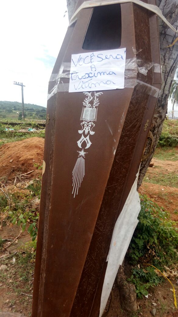 Caixão com mensagem enigmática é encontrado e assusta moradores de Palmeira dos Índios