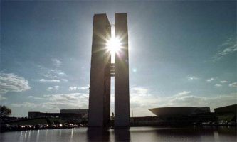 Fim das regalias para autoridades e políticos empaca no Congresso