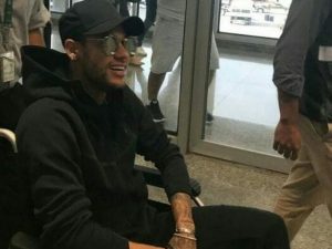 Médico confirma cirurgia para sábado e dá prazo de 3 meses para volta de Neymar