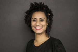 Assessora de Marielle Franco se jogou de carro após tiros