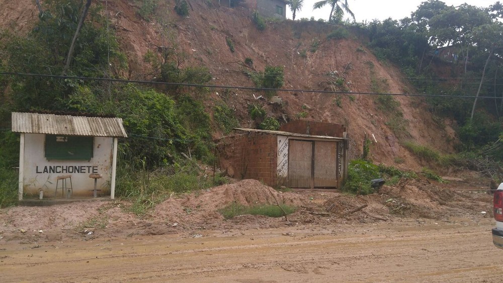 Barreira desliza e espalha lama na AL-101 em Maragogi