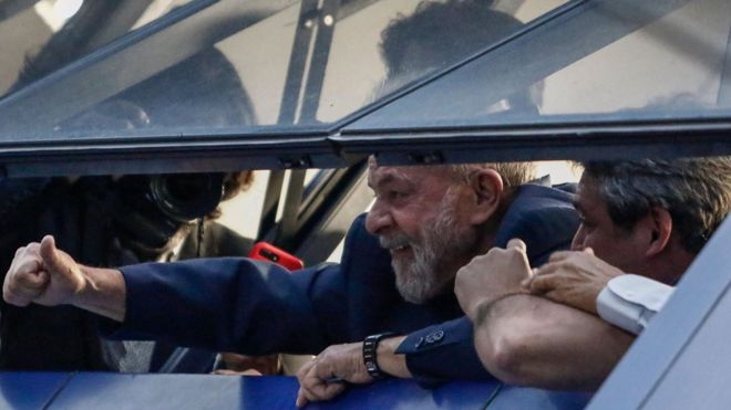 Entre ameaças de resistência e negociações para prisão, imbróglio de Lula se estende para fim de semana