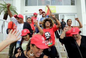 Manifestantes desocupam triplex atribuído a Lula após pedido da PM