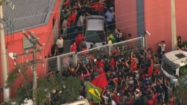 Depois de prisão, PT pensa em alternativa a Lula, Alckmin faz cálculos e Barbosa ensaia entrada