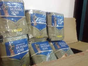 Homem é preso suspeito de furtar 138 mil figurinhas da Copa do Mundo