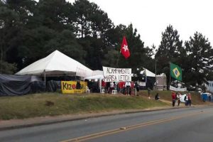 Acampamento pró-Lula tem ataque a tiros em Curitiba; um é baleado, diz PM