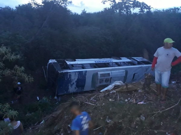 Ônibus que transportava crianças cai em ribanceira em Penedo