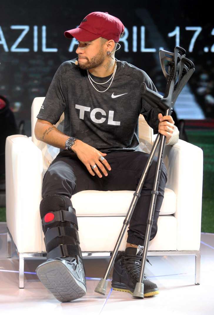 Torcedores dizem que tratamento de Neymar ‘beira a indecência’