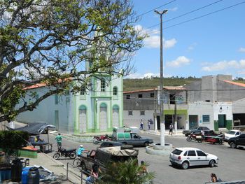 Criminosos bloqueiam rodovia com motos e fazem arrastão em ônibus