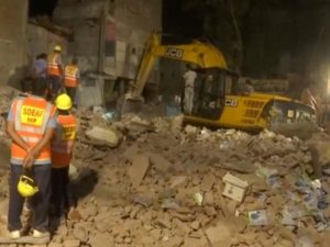 Desabamento de edifício deixa pelo menos 10 mortos no centro da Índia