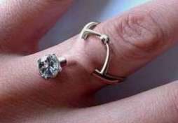 Tendência? Piercing no dedo substitui anéis e aliança de compromisso