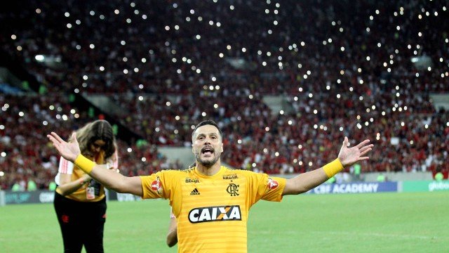 Na despedida de Julio Cesar, Flamengo derrota o América-MG por 2 a 0 no Maracanã