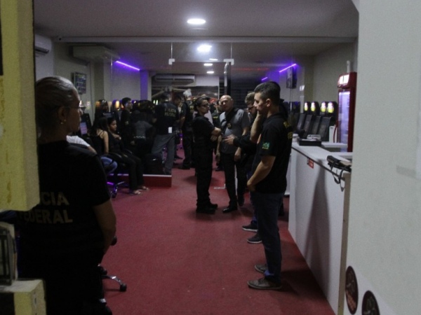 Polícia Federal faz apreensões em cassino na Jatiúca, em Maceió