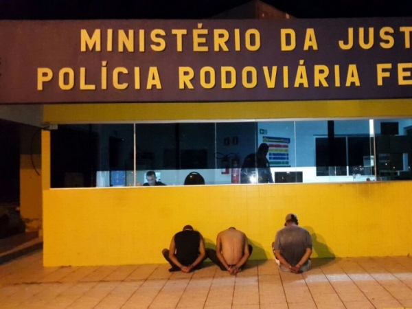 PRF/AL prende suspeitos por tráfico de drogas em blitz na BR-101