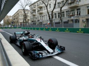 Em corrida maluca, vitória cai no colo de Hamilton, que assume a ponta da F1