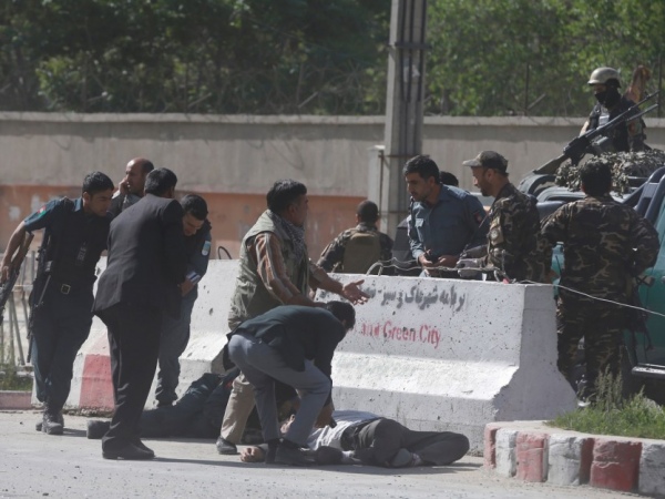 Homem-bomba se disfarça de cinegrafista e mata 25 no Afeganistão