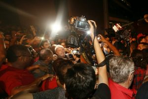 Preso: ex-presidente Lula se entrega à Polícia Federal