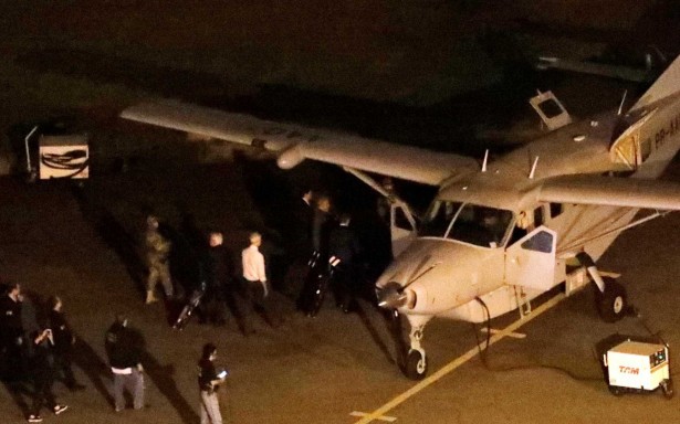Avião da PF chega a Curitiba com ex-presidente Lula