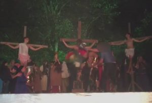 Homem invade encenação da Paixão de Cristo e agride soldado romano com capacete