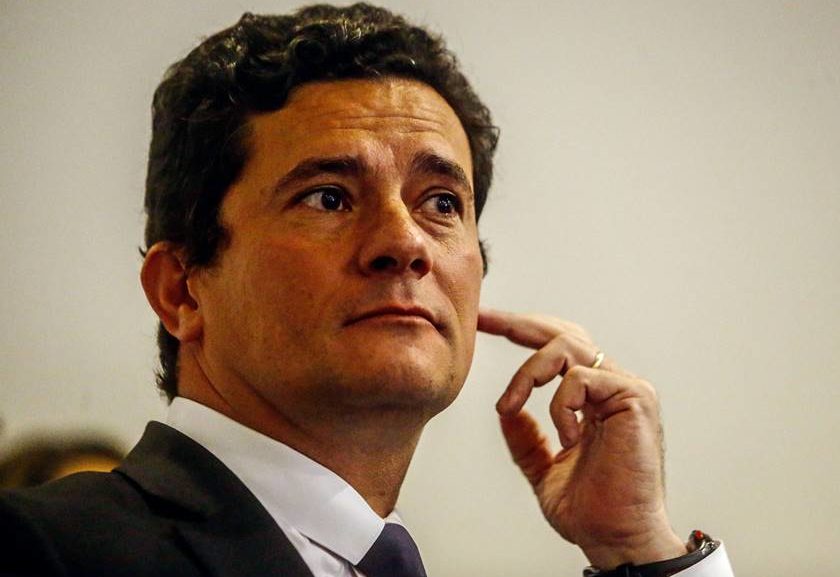 Moro proíbe uso de algemas no ex-presidente Lula