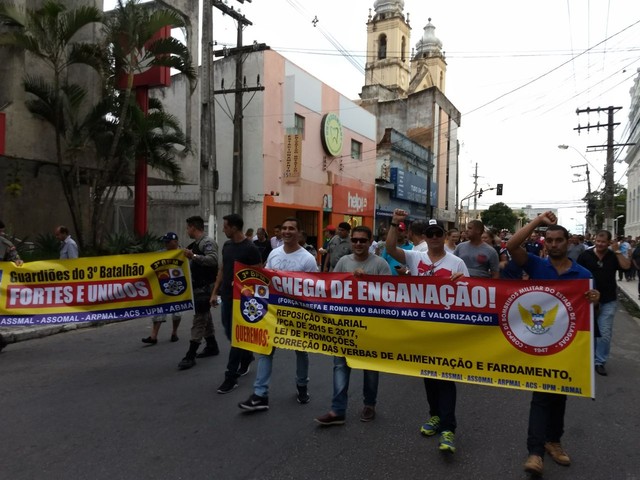Policias militares e bombeiros fazem ato no centro de Maceió por reajustes salariais